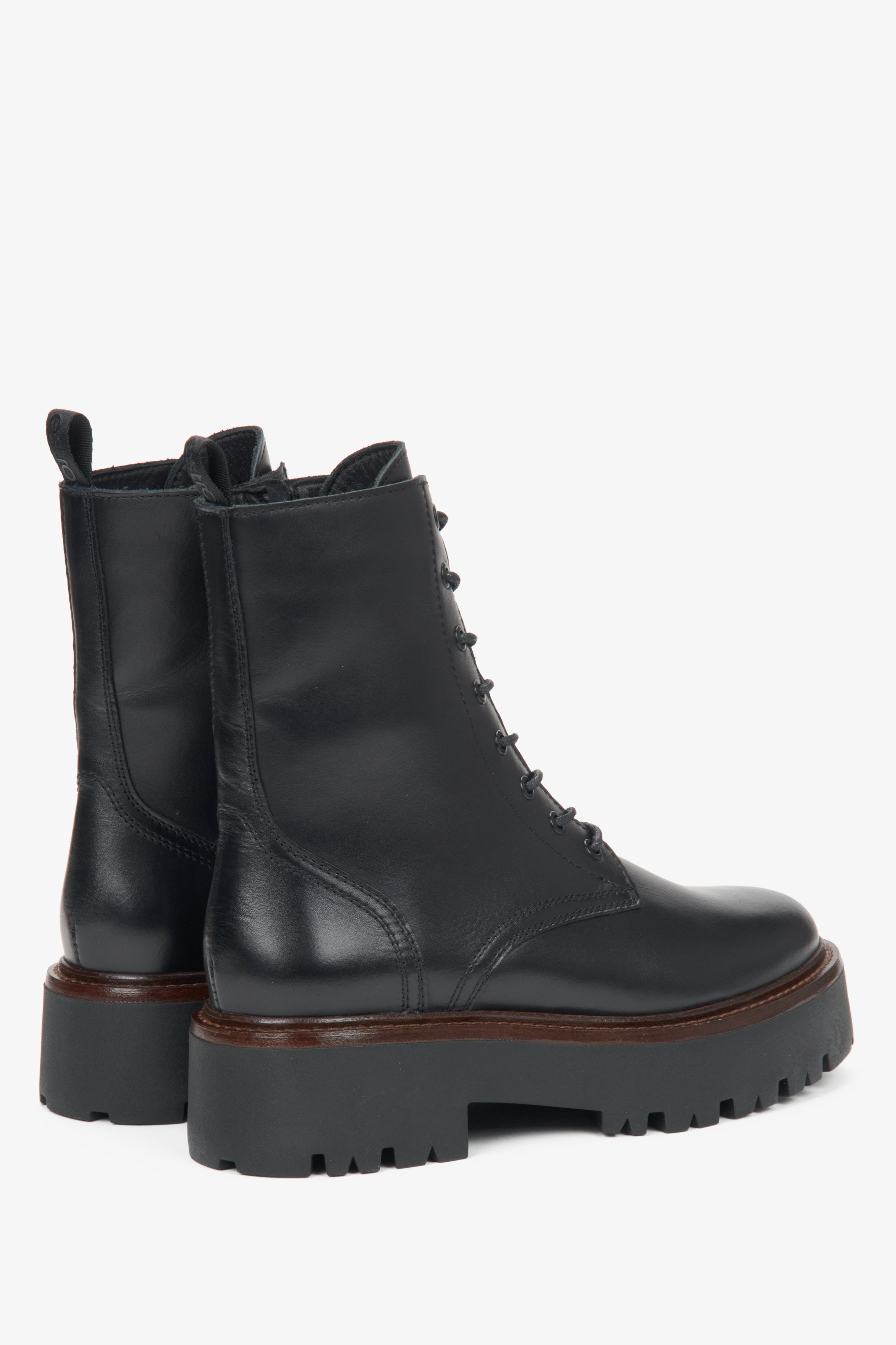 Women's black ankle boots by Estro - close-up of the heel.