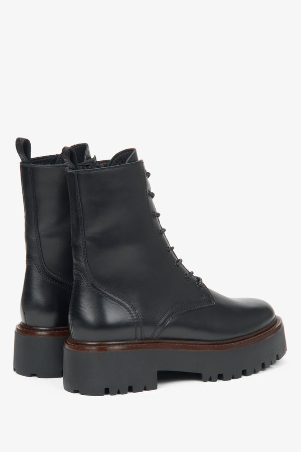 Women's black ankle boots by Estro - close-up of the heel.