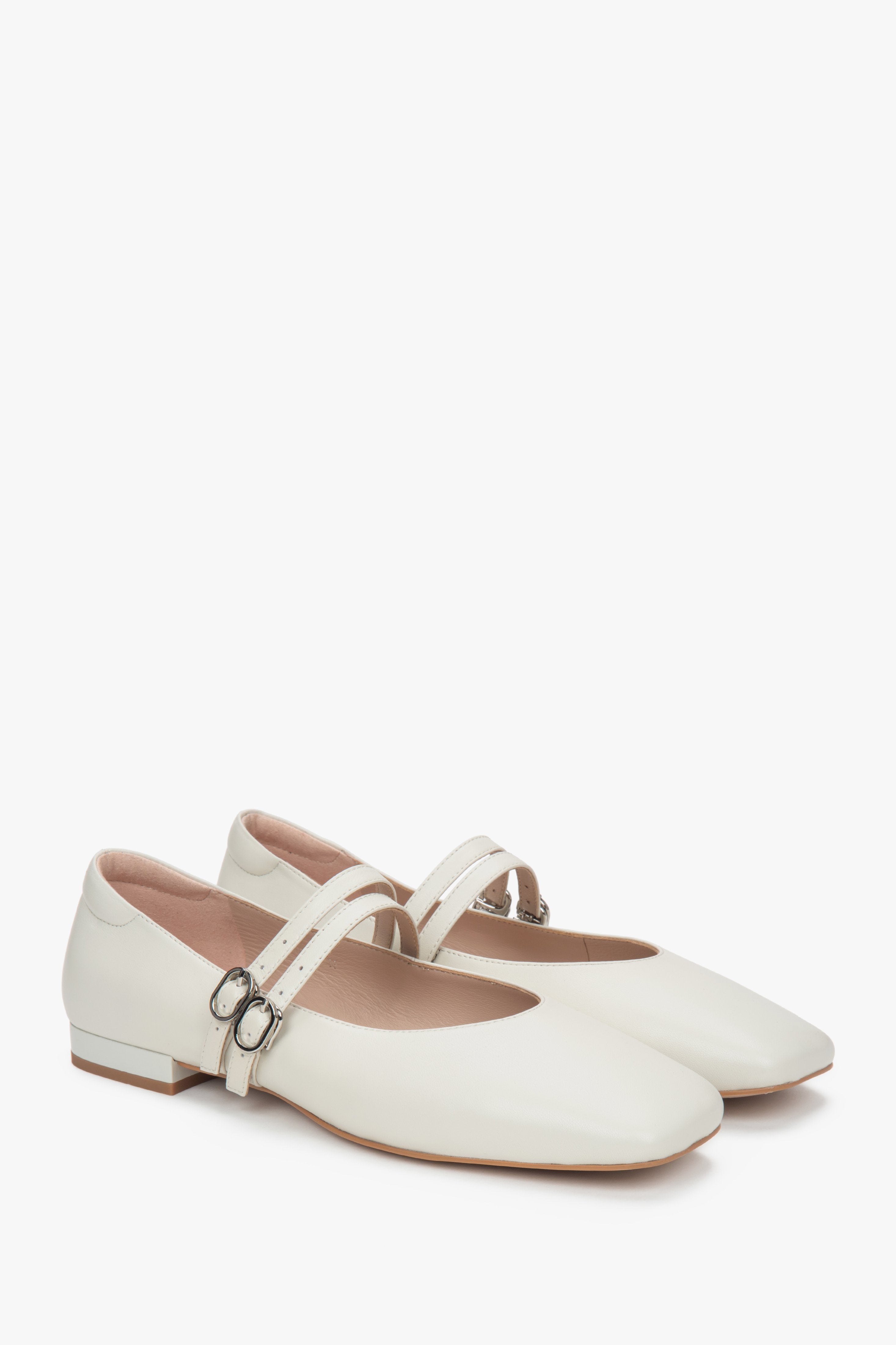 Elegant white Estro women's ballet flats, made of genuine leather and set on a comfortable low heel.