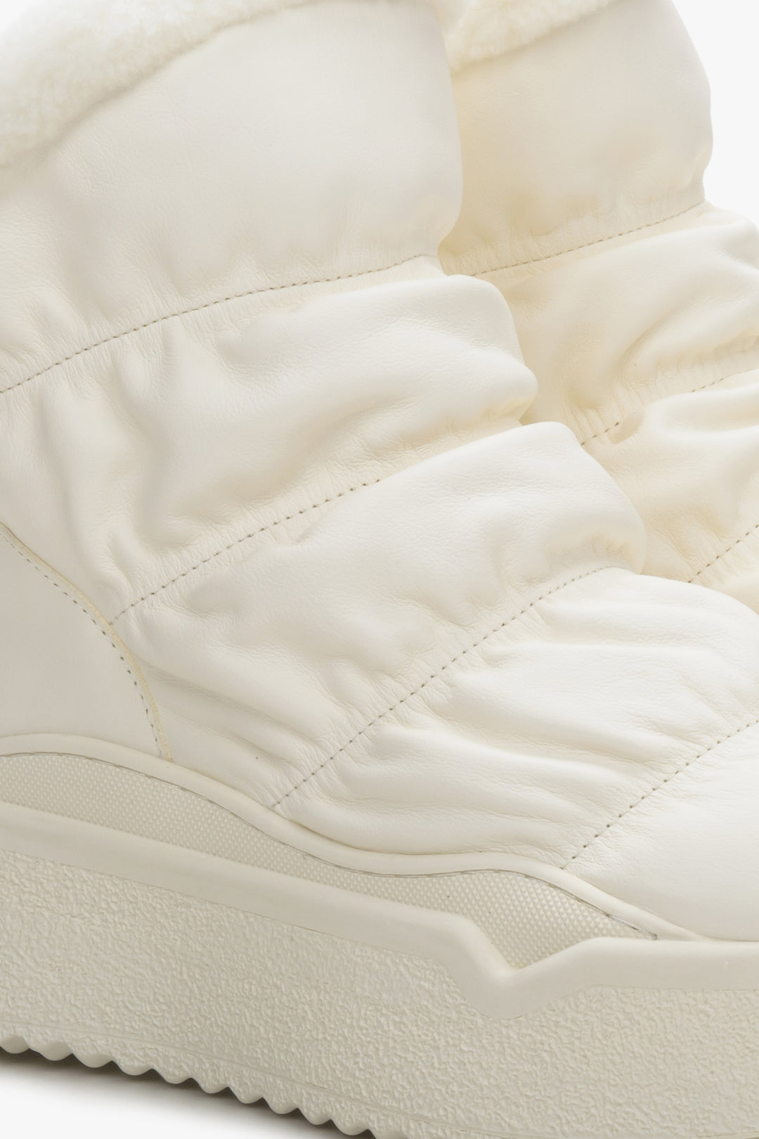 Women's snow boots in light beige Estro - a close-up on details.