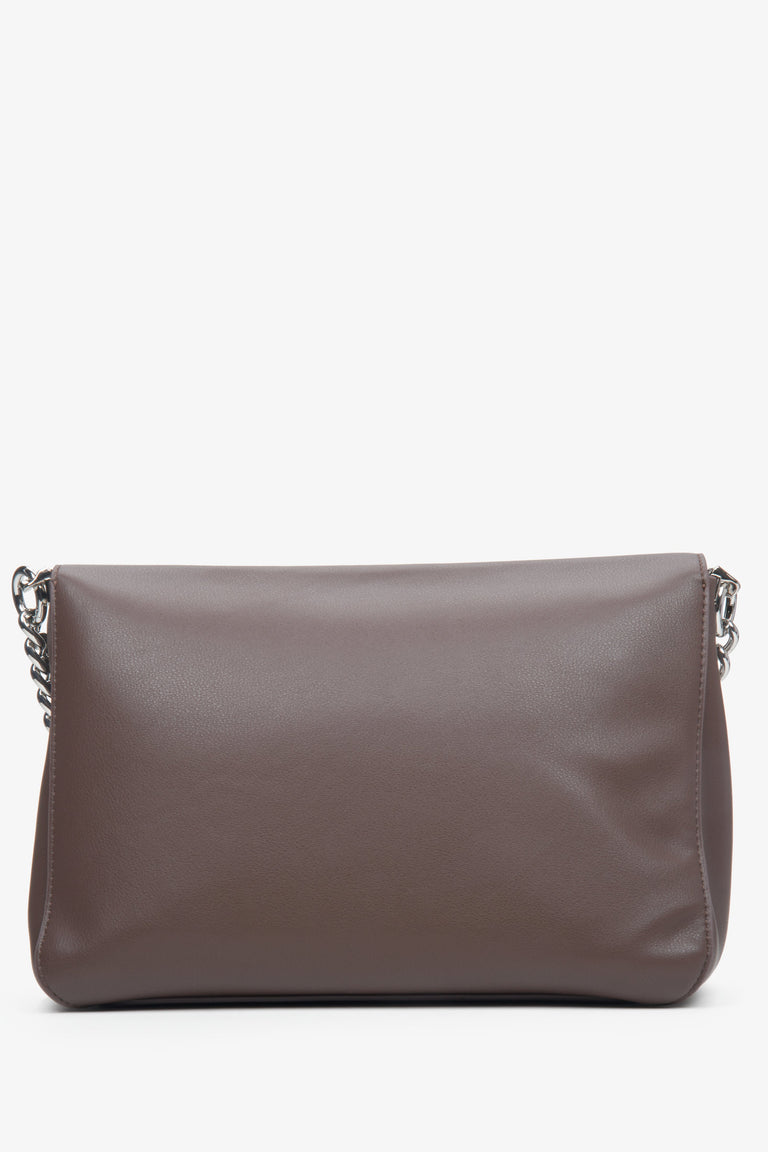 Women's dark brown leather crossbody bag Estro with a chain - back view of the model.