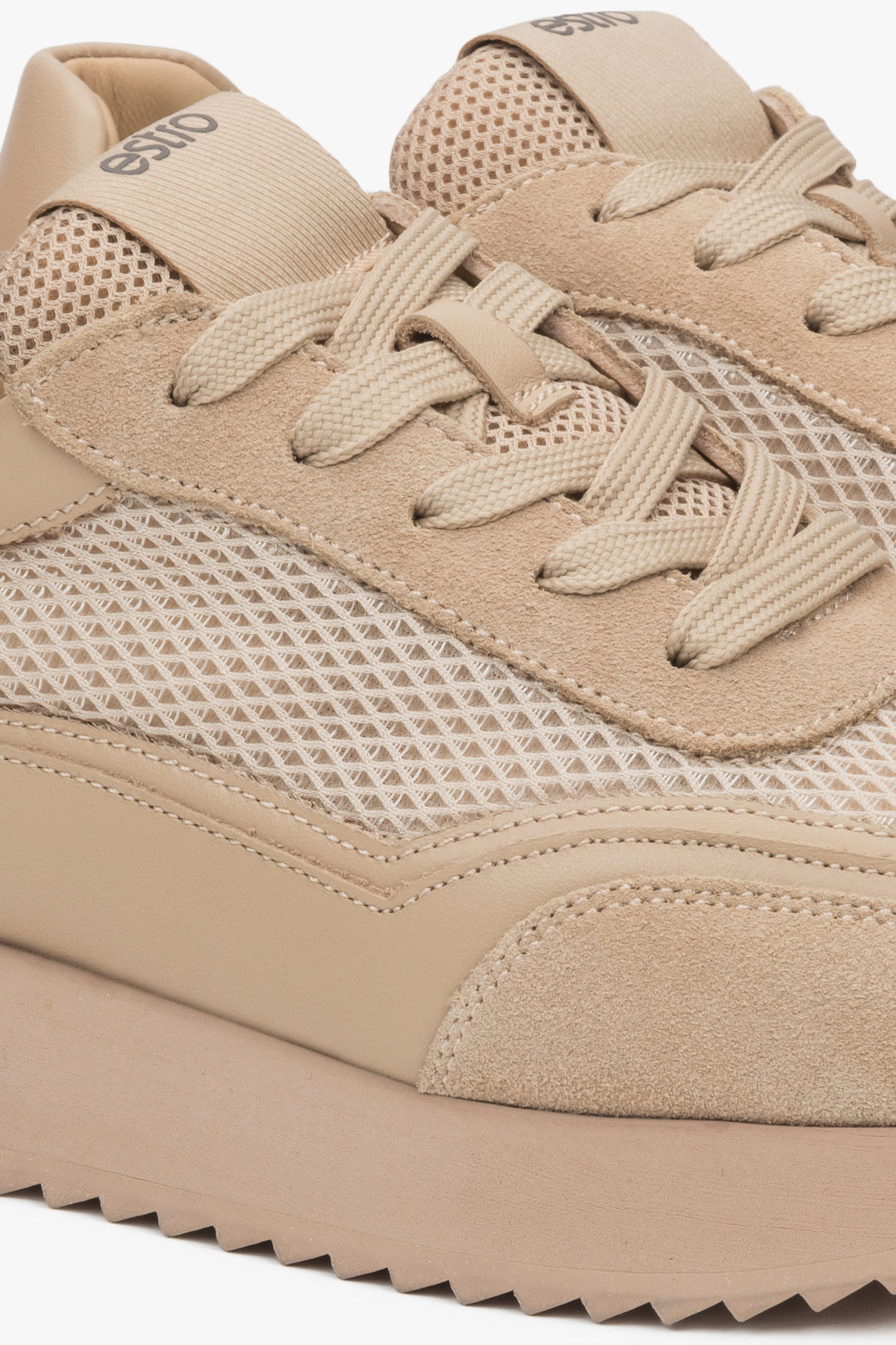 Beige women's sneakers made of natural leather and velour by Estro.