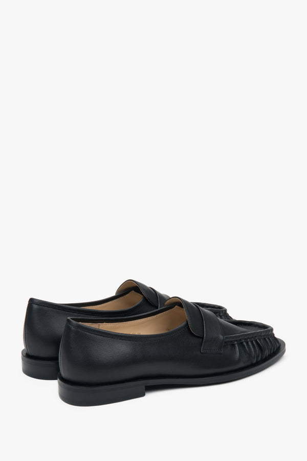 Black women's loafers made of natural leather with decorative gathering by Estro.