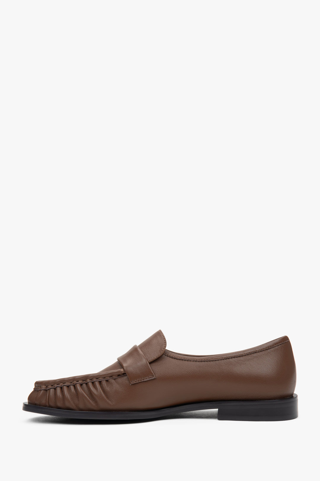 Comfortable brown women's loafers by Estro, made of natural leather – a combination of classic design, comfort, and a subtle decorative gathering detail.