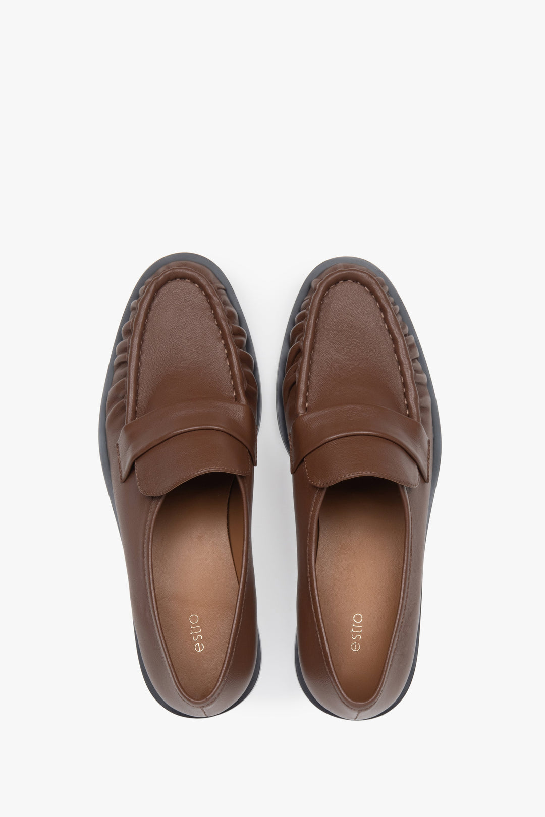 Versatile brown women's loafers by Estro, made of natural leather with decorative gathering.