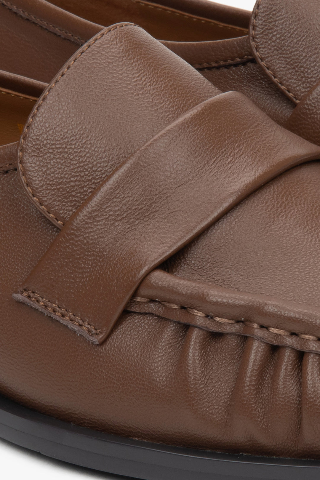 Women's loafers by Estro in brown, made of natural leather – close-up on details.