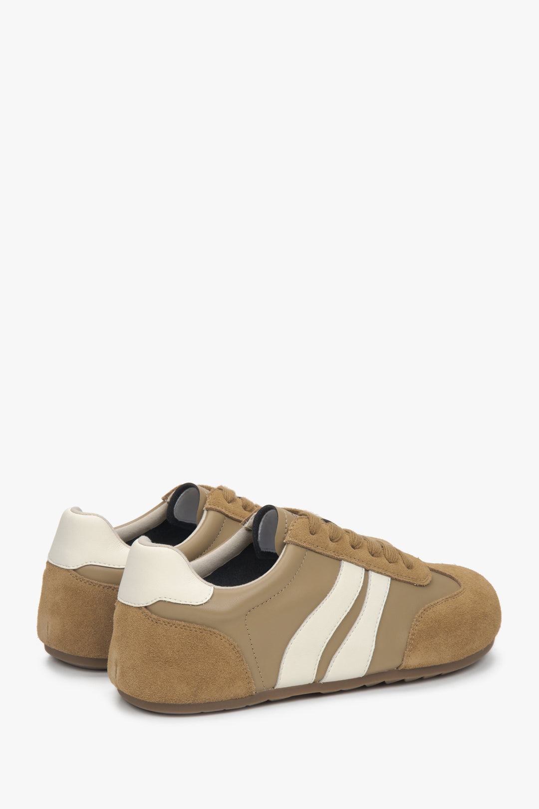 Velour-leather women's sneakers in brown from Estro - close-up of the heel and side line.