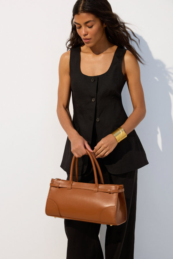Brown women's tote handbag made of Italian genuine leather Premium Estro - model in styling.