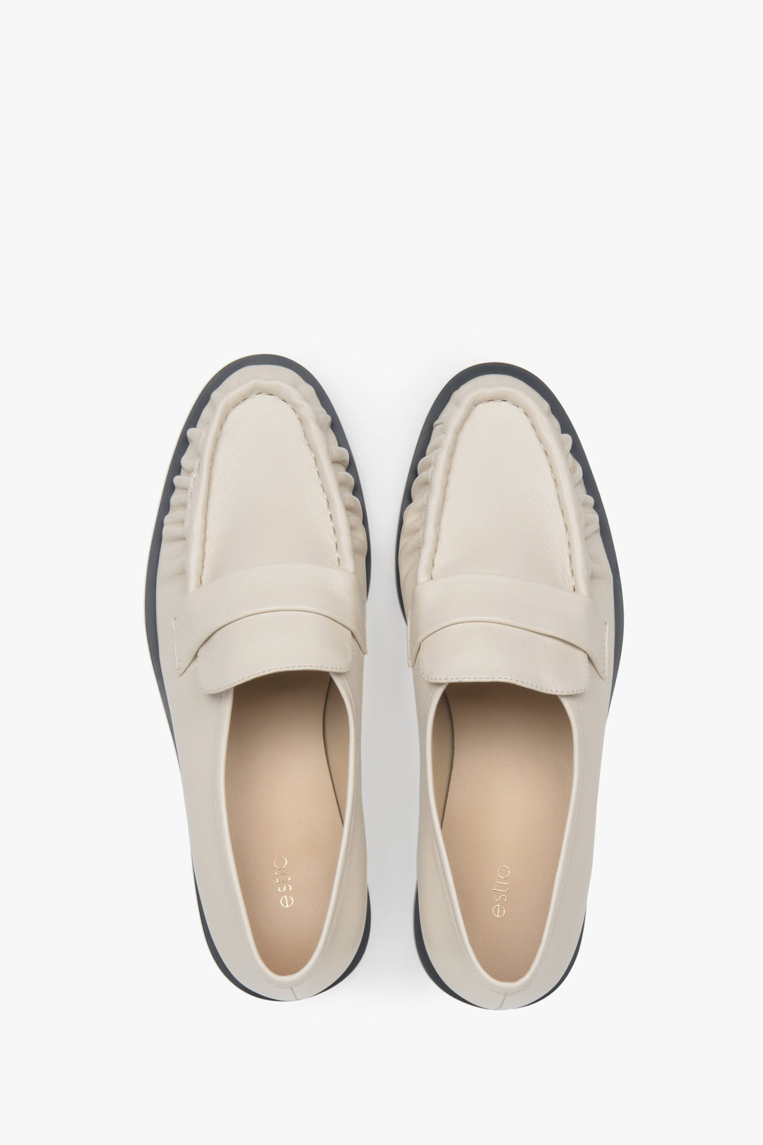 Versatile light beige women's loafers by Estro, made of natural leather with decorative gathering.