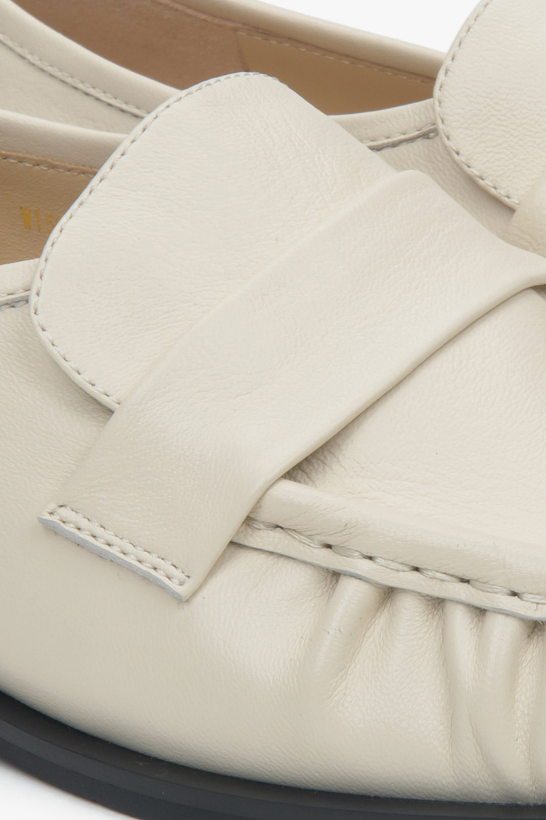 Women's loafers by Estro in light beige, made of natural leather – close-up on details.