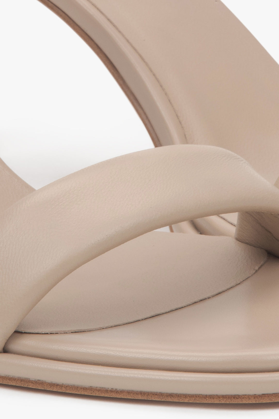 Beige leather women's sandals by Estro - details.
