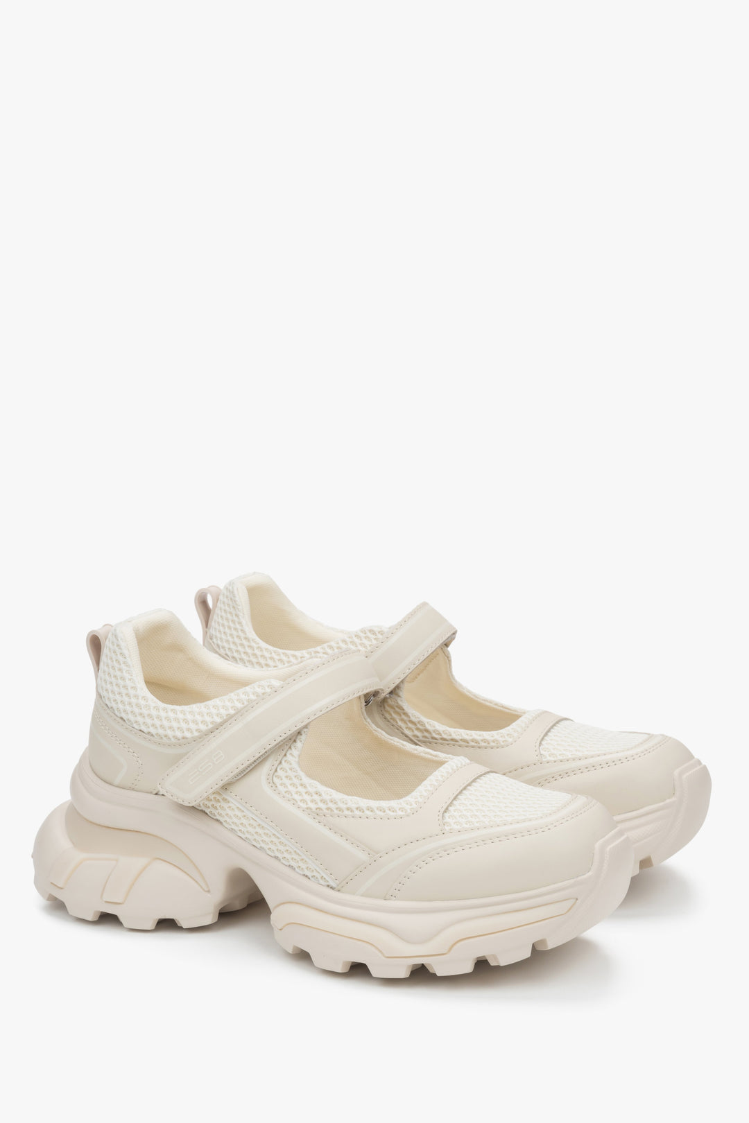 Modern beige ES8 women's sneakers with a sandal design, made of leather and breathable fabrics — perfect for warmer days and summer outfits.