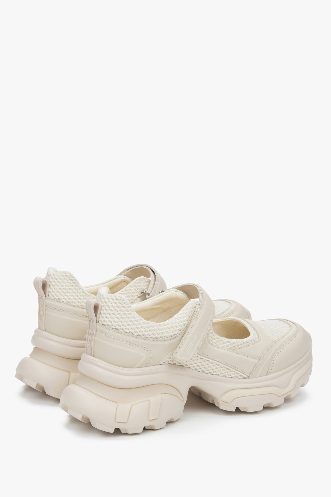 Beige ES8 women's sneakers with a sandal-style cut, made of leather and breathable textiles.