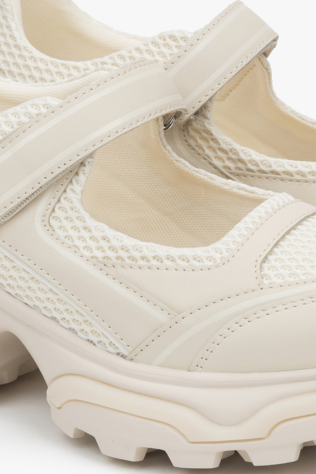 Beige ES8 women's sneakers with a sandal-style cut, made of leather and breathable textiles – close-up of the details.