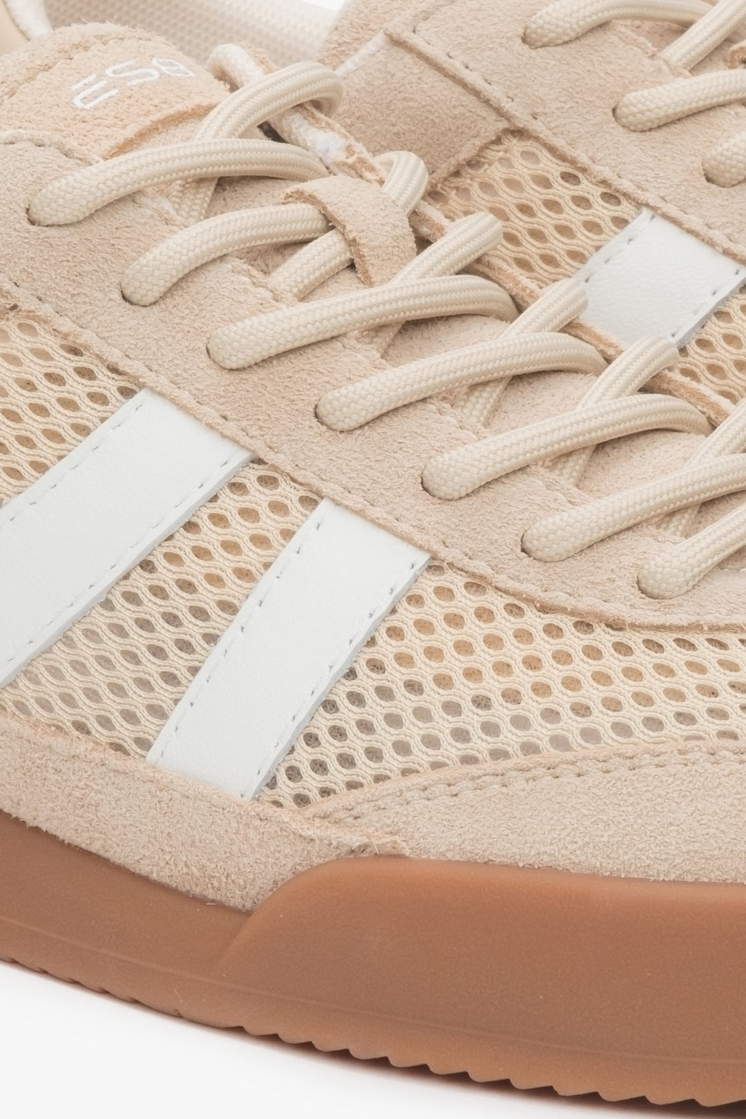 Women's sneakers made of mesh and velour in beige – close-up of the details.