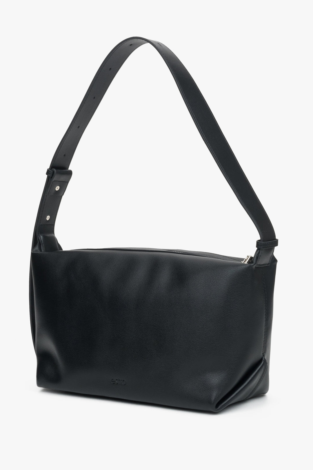 Compact black messenger bag Estro made of natural leather, perfect for shoulder wear.