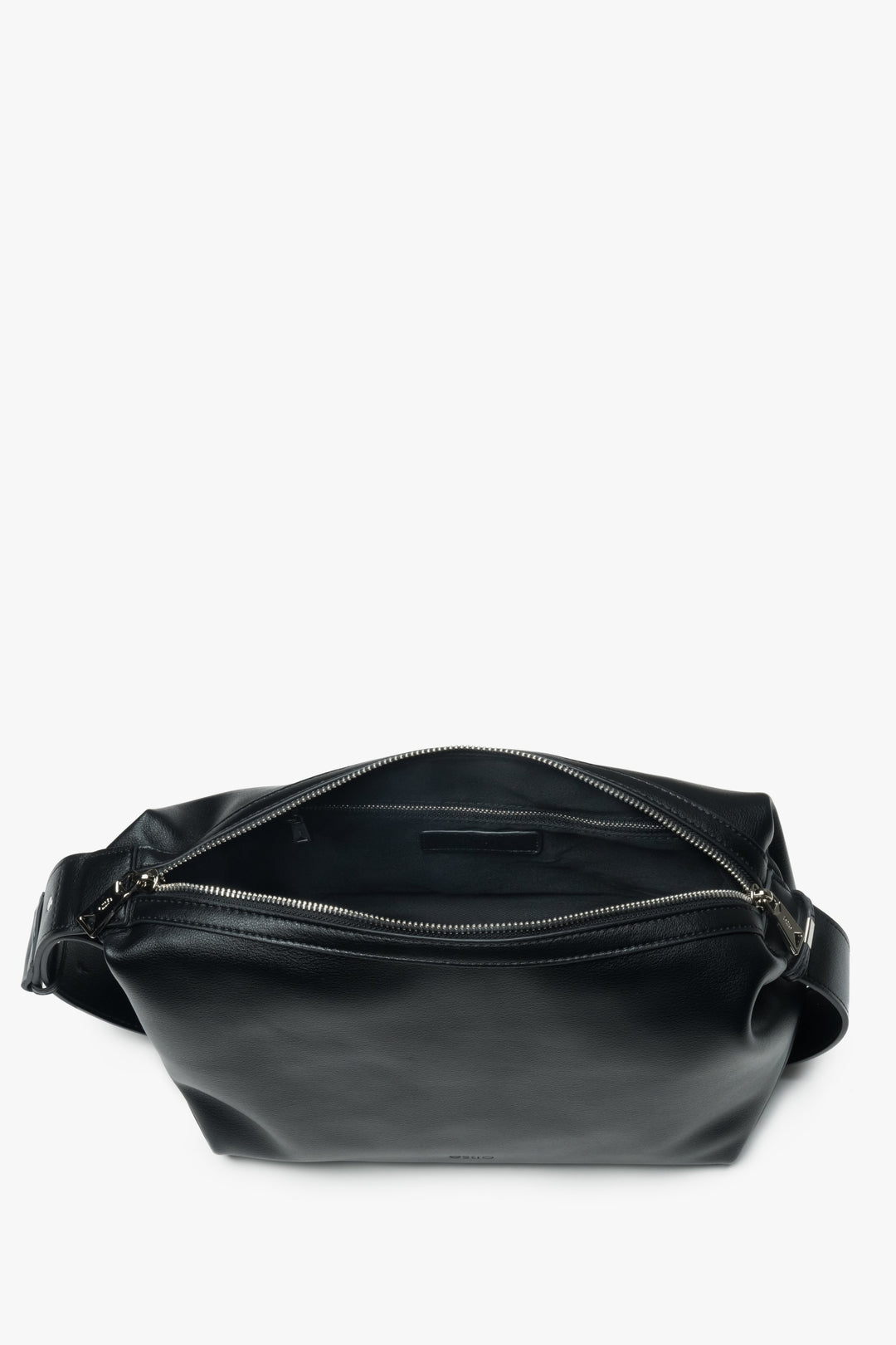 Handy black women's messenger bag Estro, made of high-quality natural leather, designed for shoulder wear – interior view.