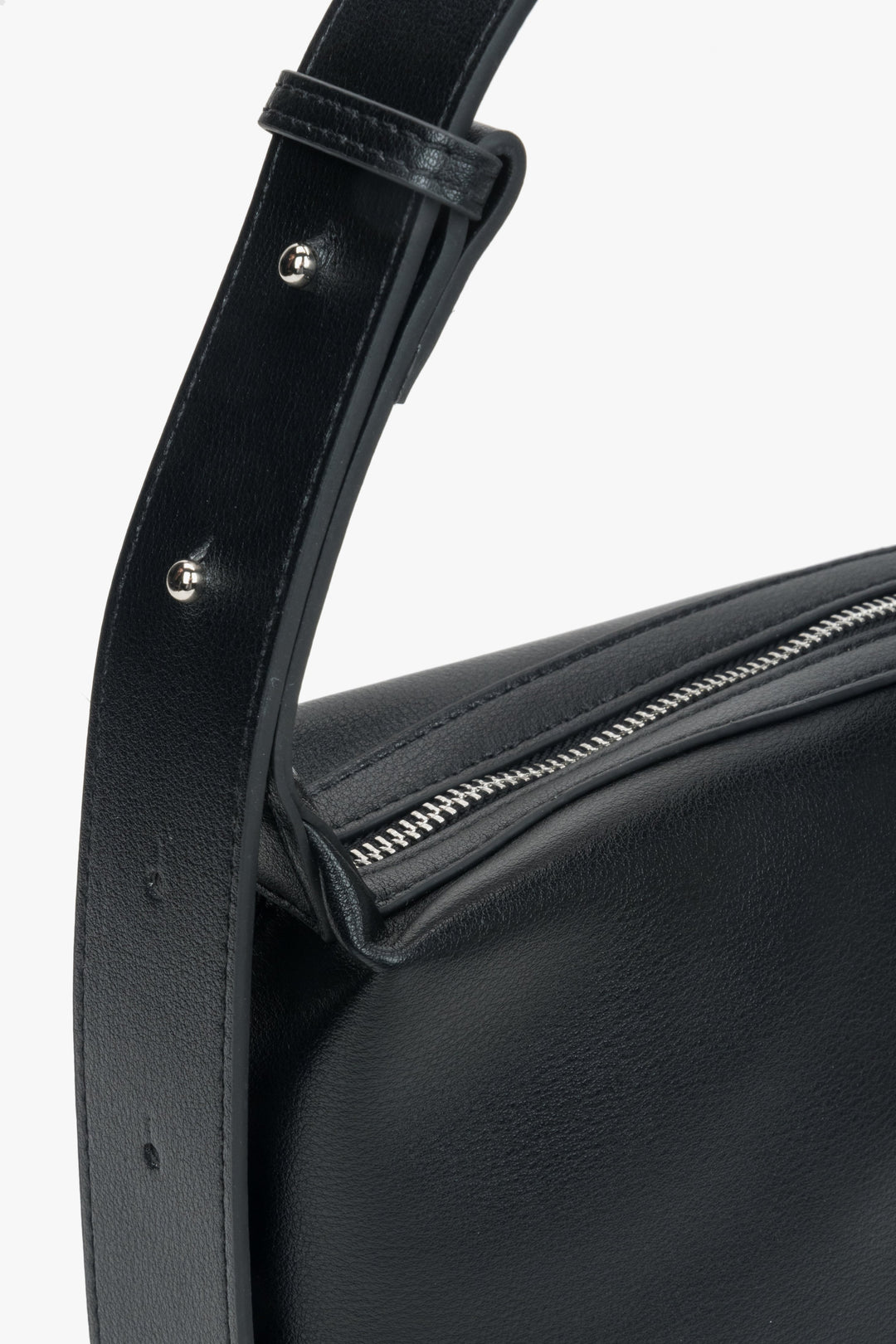 Stylish black natural leather messenger bag from Estro, comfortable for shoulder wear – details.