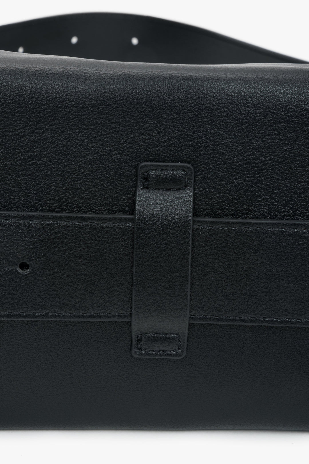 Black natural leather messenger bag from Estro, perfect for everyday shoulder wear – close-up on stitching.