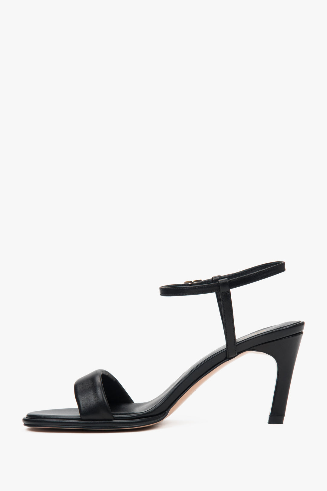 Stylish black women's sandals by Estro, crafted from natural leather.