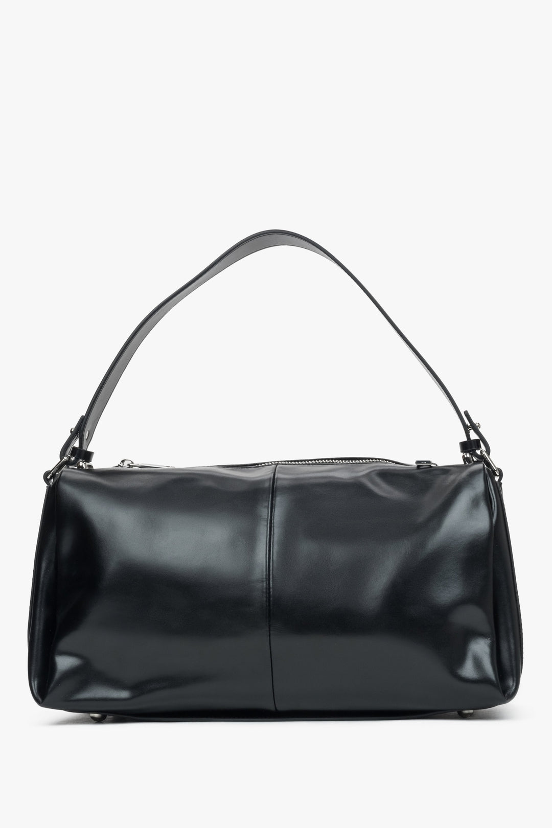 Classic black women's crossbody bag by Estro, made of durable natural leather.