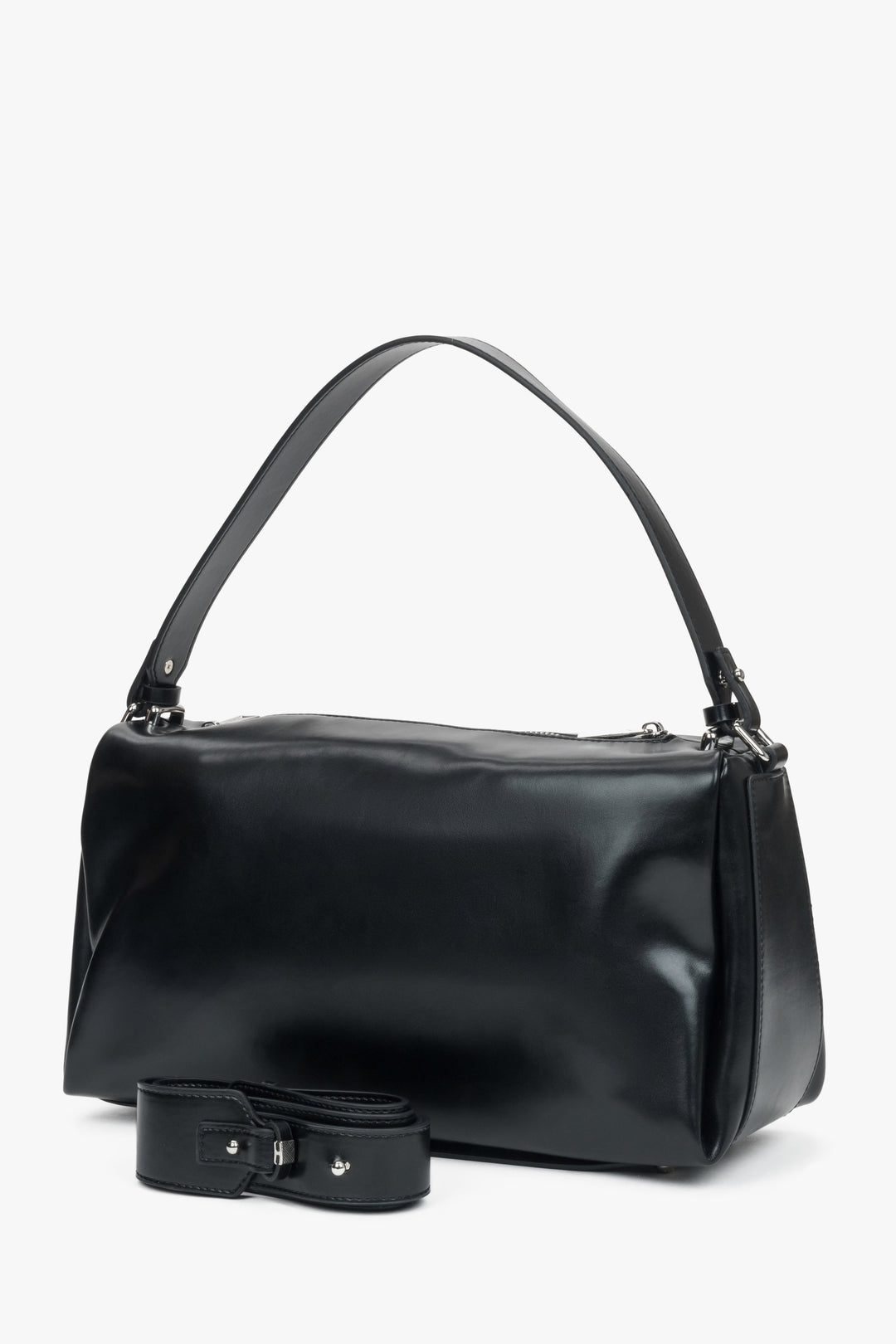 Elegant black crossbody bag by Estro, made of high-quality natural leather.