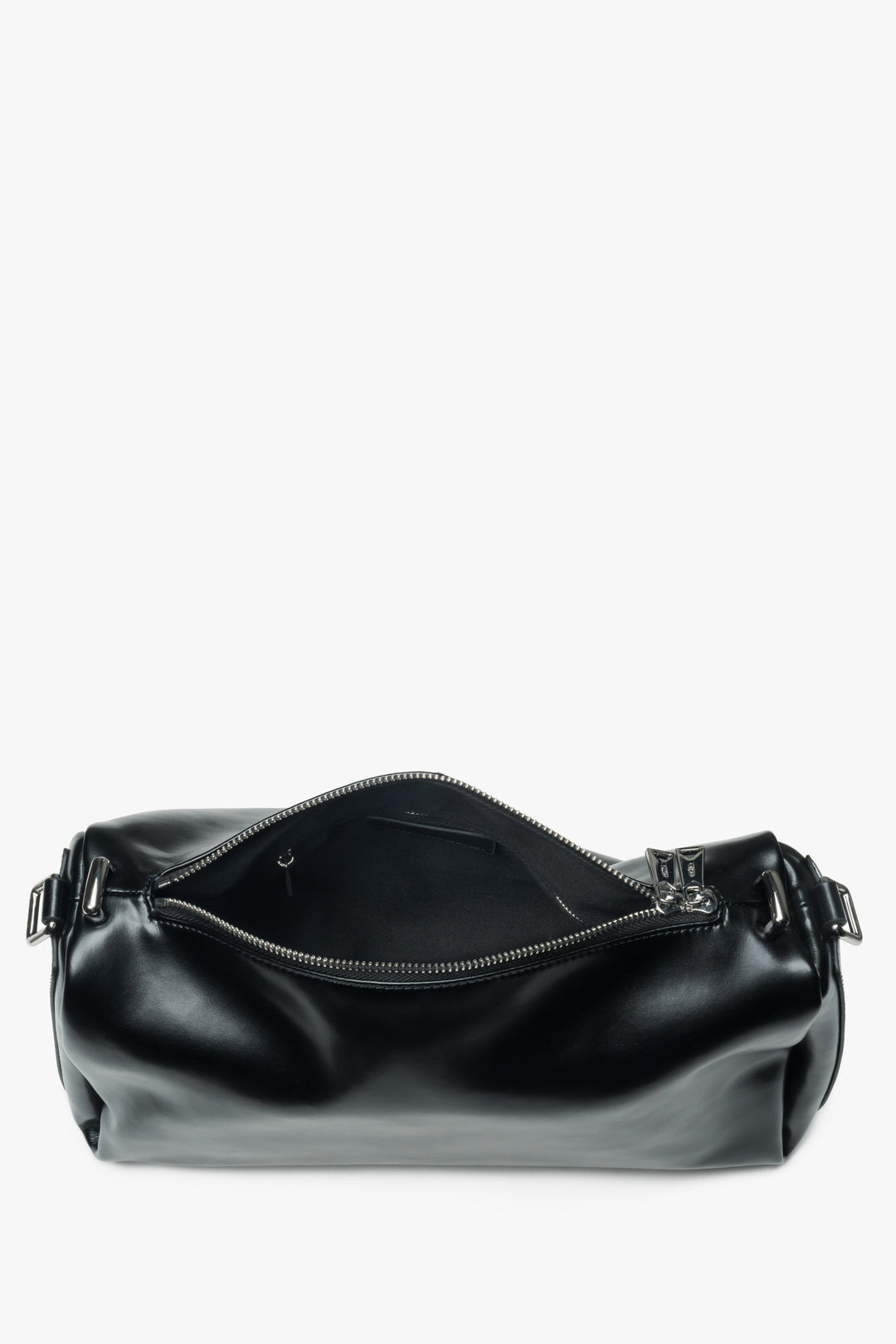 Black leather crossbody bag by Estro, made of natural leather – interior view of the model.