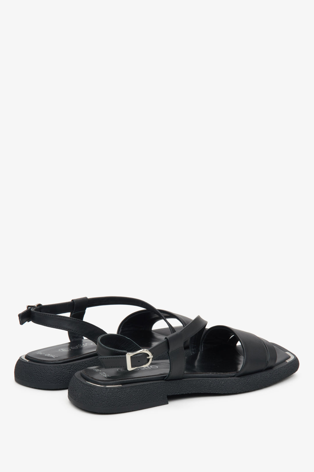 Black women's sandals by Estro, made of natural leather and set on a comfortable, stable sole.