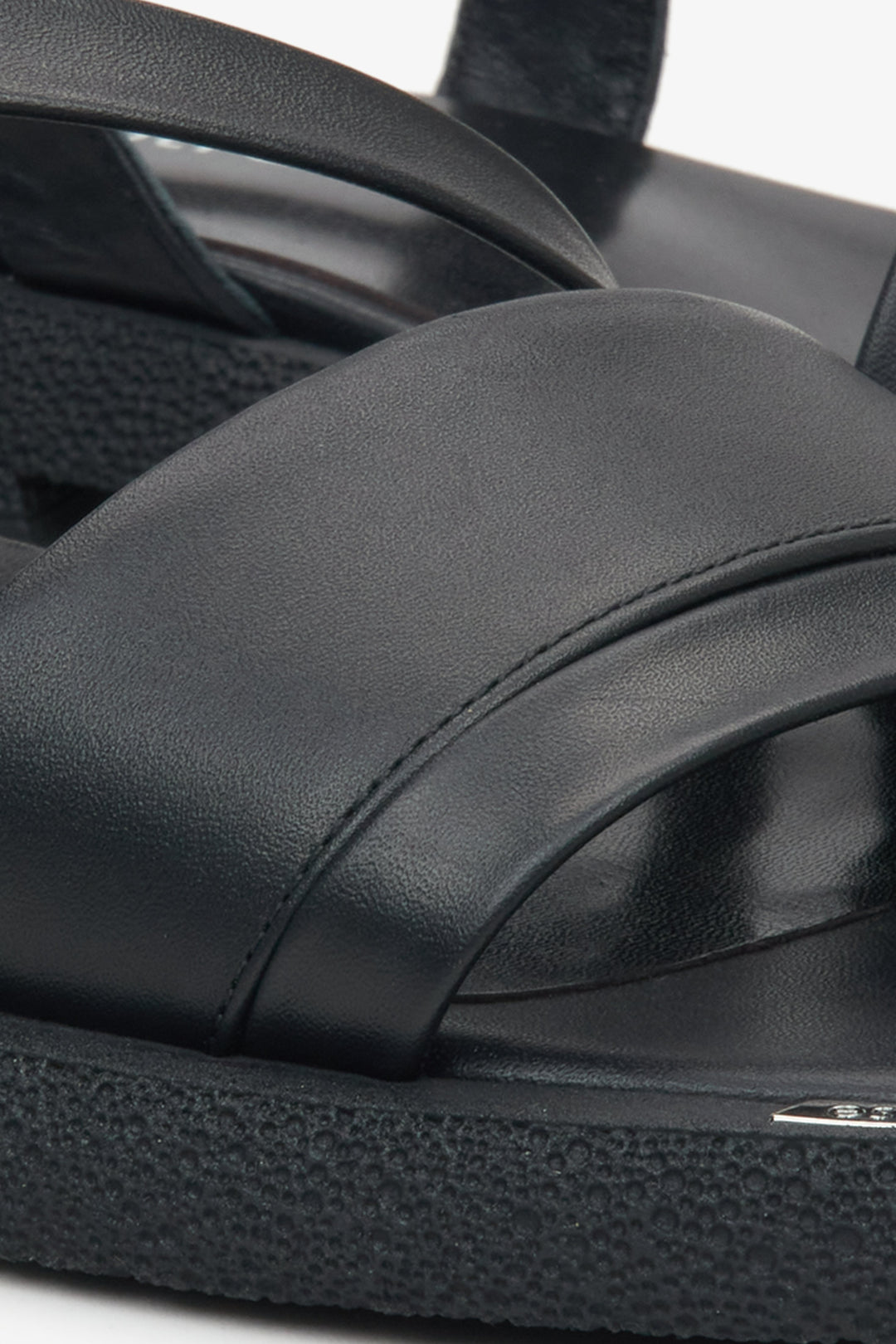 Black women's sandals by Estro – a combination of natural leather, close-up of the details.