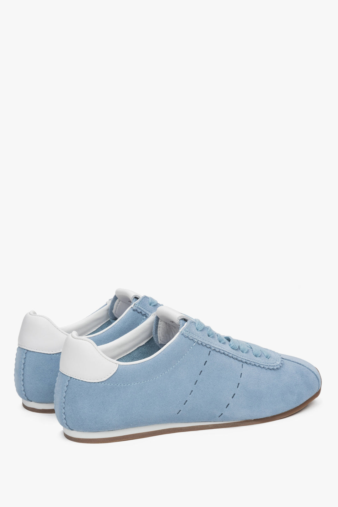 Women's sneakers by Estro made of natural velour in blue with a low sole – close-up of the heel counter.