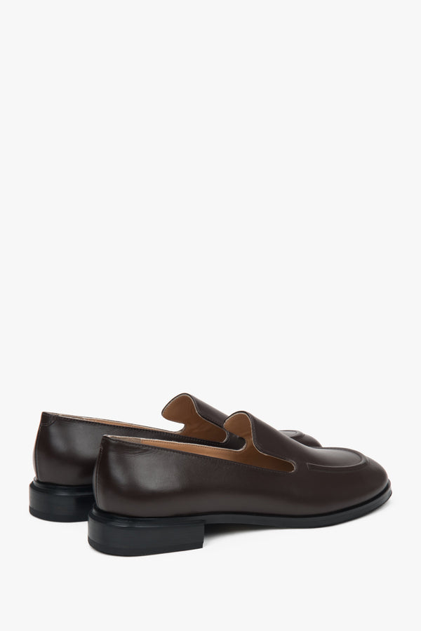 Comfortable and elegant women’s loafers by Estro in classic dark brown, made from natural leather – close-up of the heel.