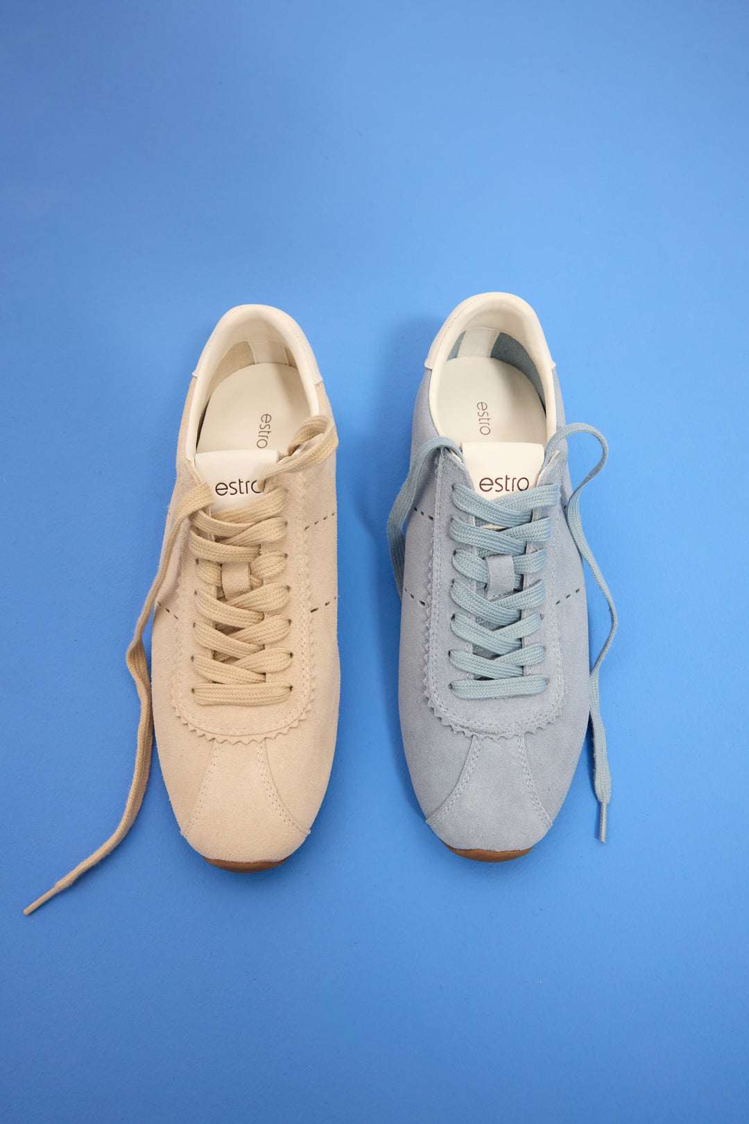 Women's sneakers made of natural velour with a low sole by Estro – color presentation.