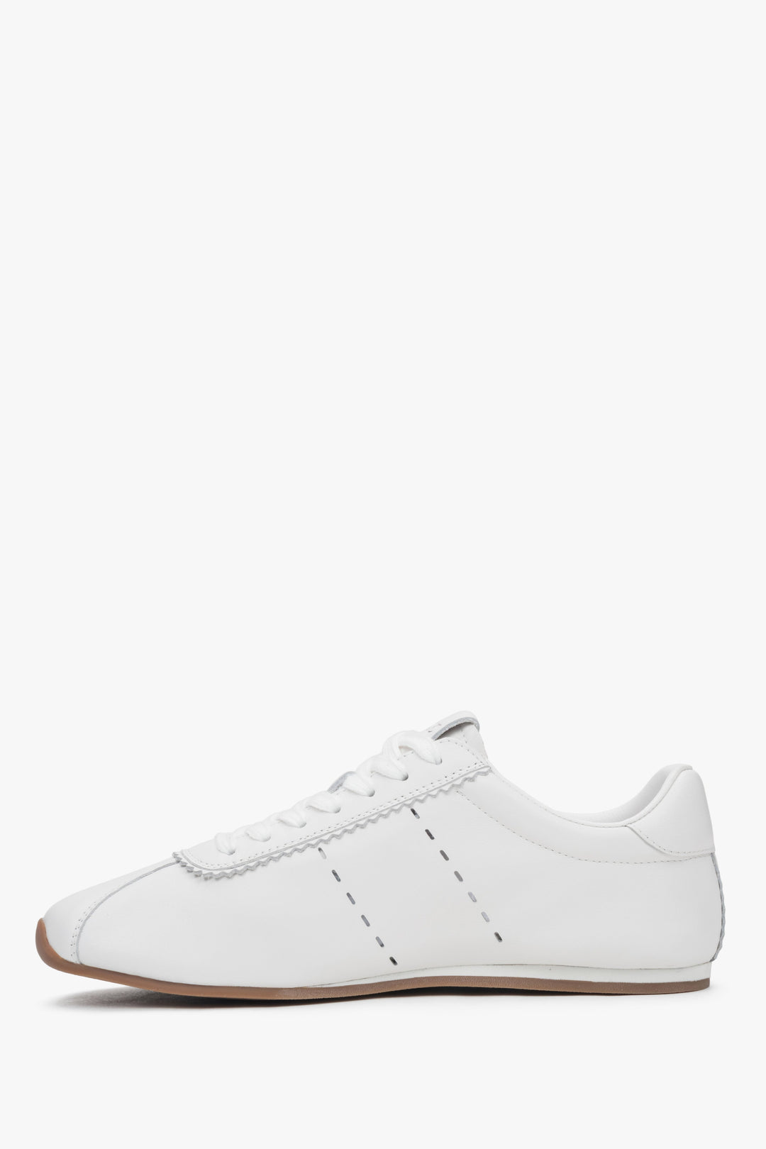 Women's sneakers by Estro made of natural leather in white with a low sole.