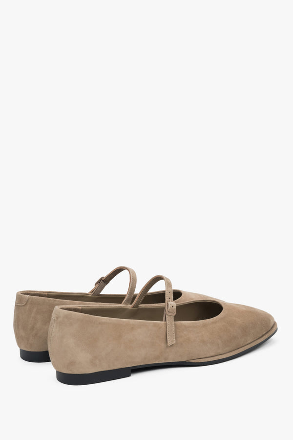 Slip-on ballet flats in a sandy beige shade, crafted from ultra-soft natural velour.