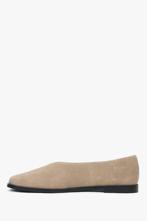 Elegant beige ballet flats by Estro, crafted from velvety natural velour in a minimalist and comfortable barefoot style.