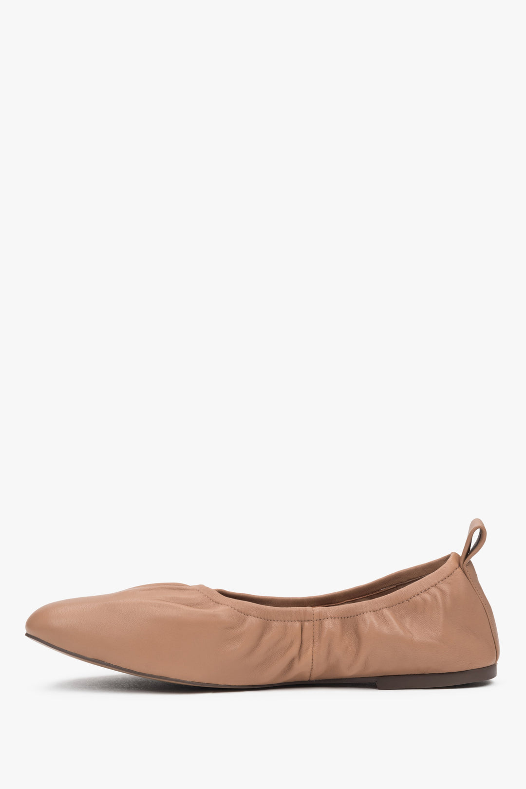 Estro women's ballerina flats in beige leather.