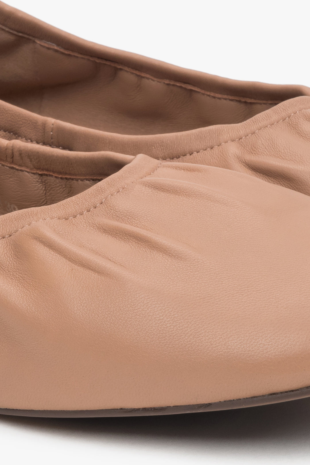 Women's comfort ballerina shoes in beige leather by Estro - details.