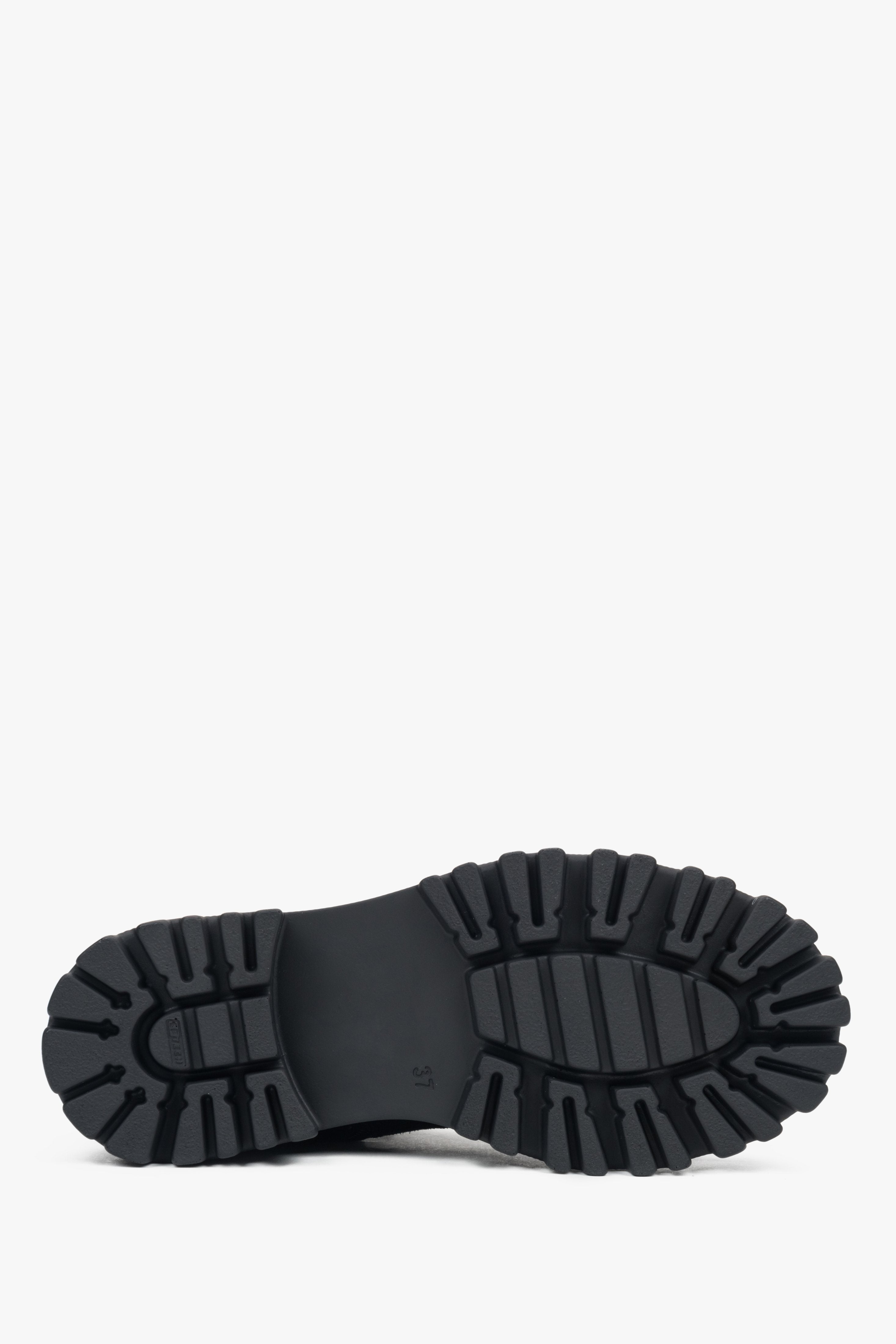 Black high combat boots made of Italian velour by Estro – close-up on the sole.