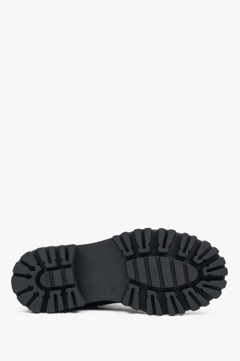 Black high combat boots made of Italian velour by Estro – close-up on the sole.