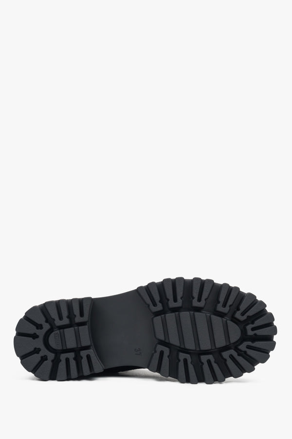 Black high combat boots made of Italian velour by Estro – close-up on the sole.