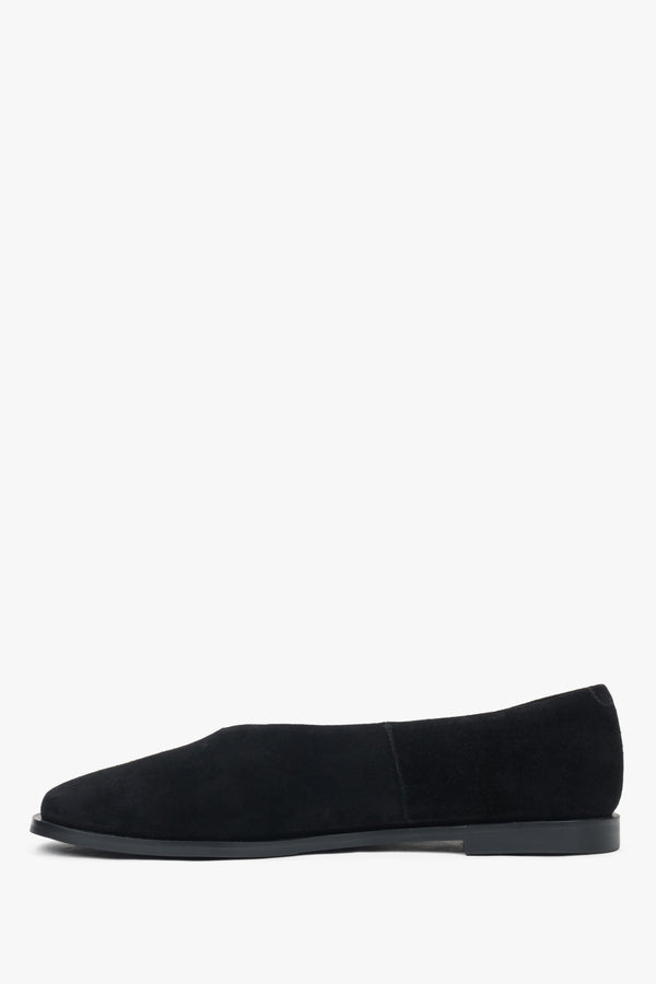 Elegant black ballet flats by Estro, crafted from velvety natural velour in a minimalist and comfortable barefoot style.