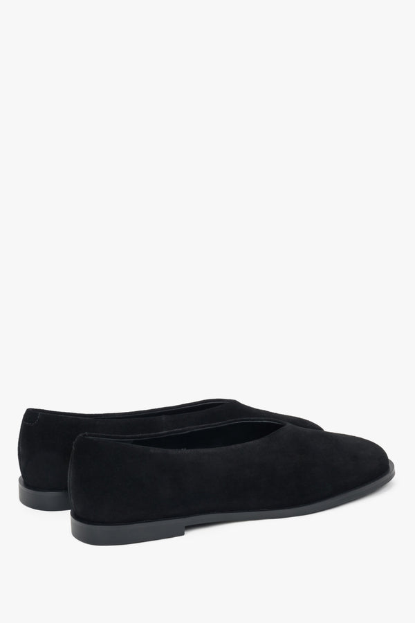 Black velour barefoot-style ballet flats by Estro that adapt perfectly to the shape of the foot.
