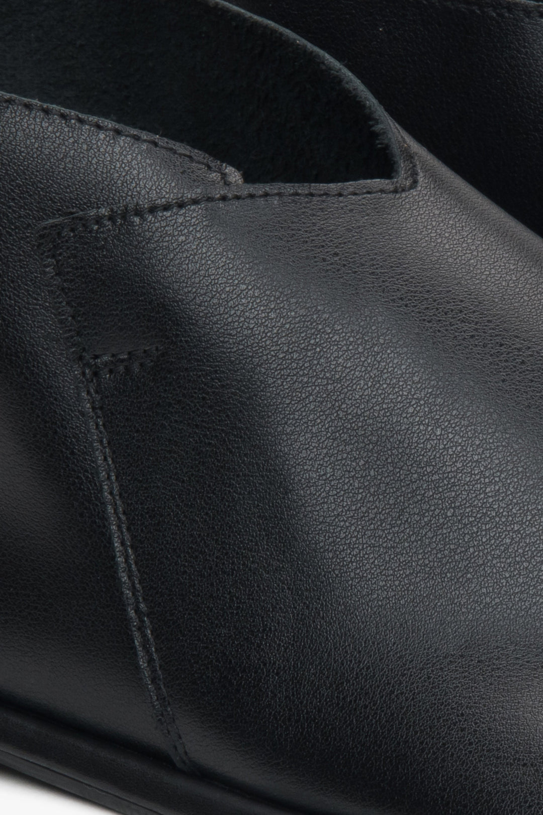 Women's black leather sandals from Estro, featuring a closed-heel for a sophisticated and versatile silhouette.