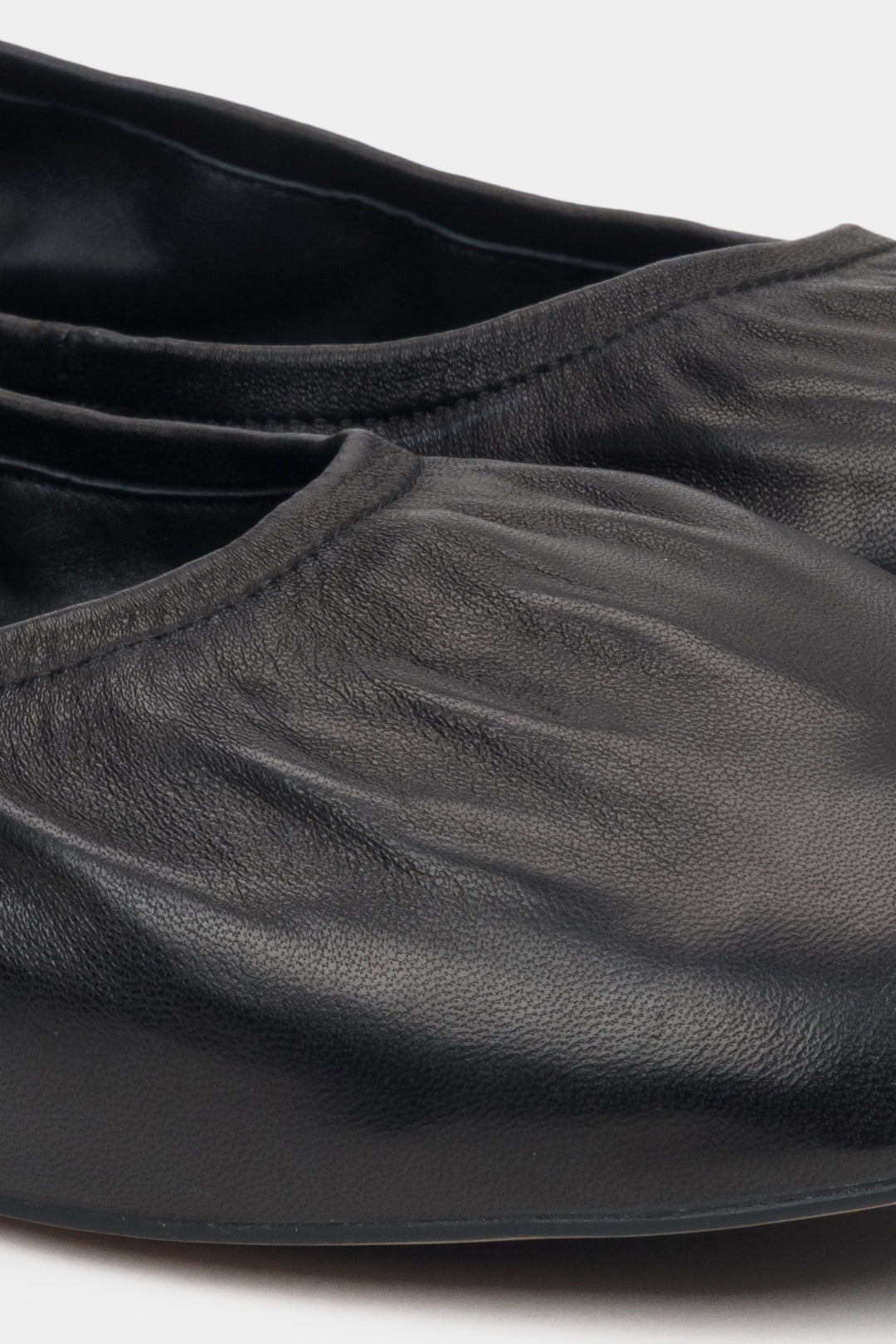 Women's comfort ballerina shoes in black leather by Estro - details.