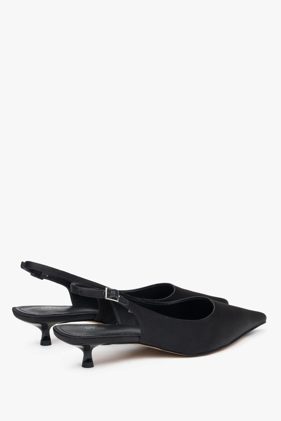 Black slingback women’s pumps with a low heel, made from soft textiles by Estro.