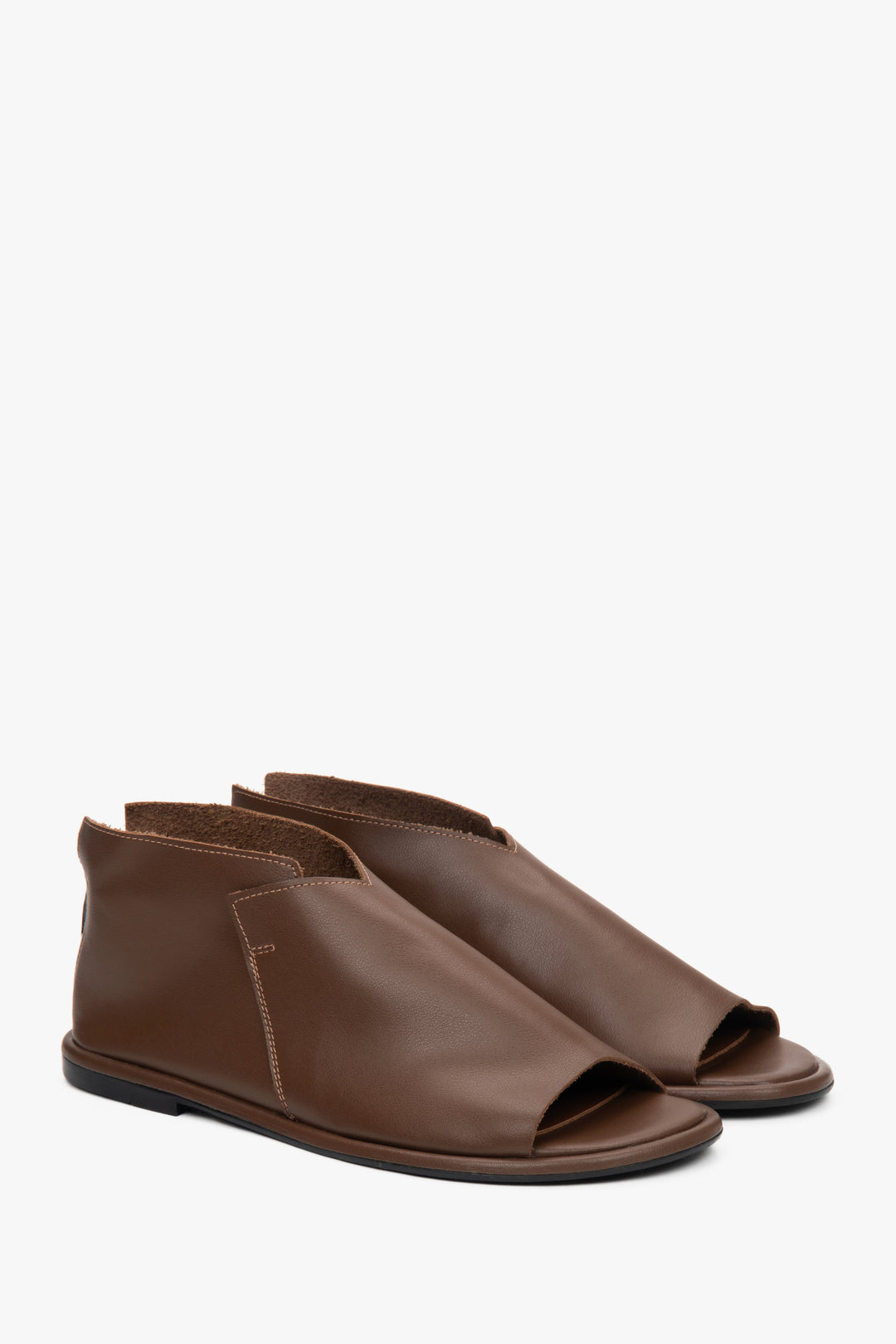 Women's brown leather sandals from Estro, featuring a closed-heel design for added support.