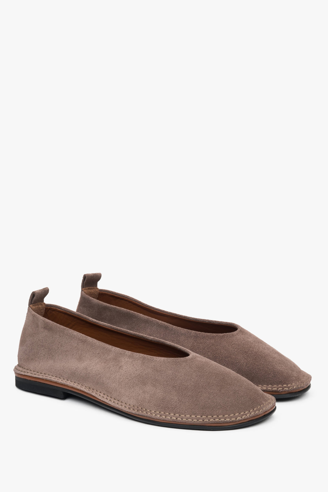 Comfortable and stylish women's ballet flats from Estro, crafted in dark beige velour for a touch of luxury.