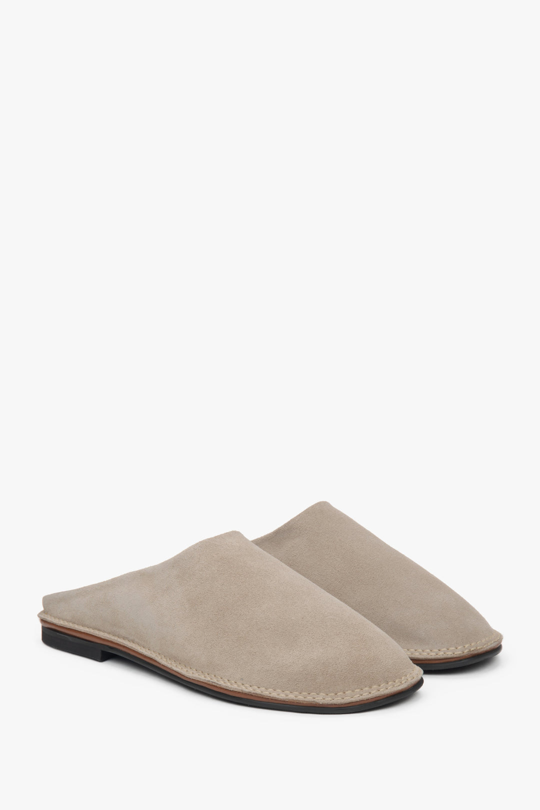 Elegant women's mules from Estro, crafted in soft light beige velour for a touch of luxury.
