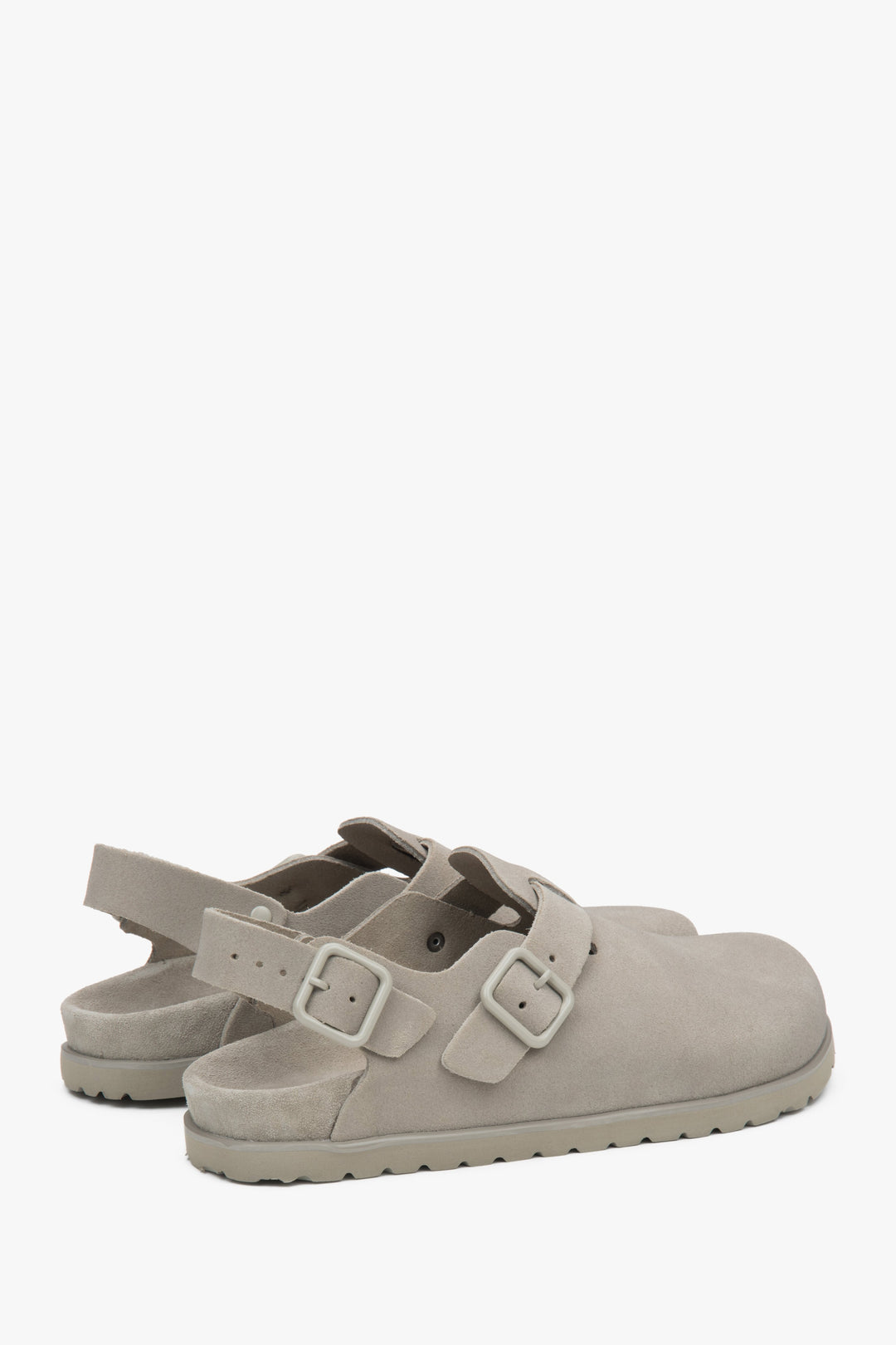 Elegant clog sandals in light grey velour from Estro.