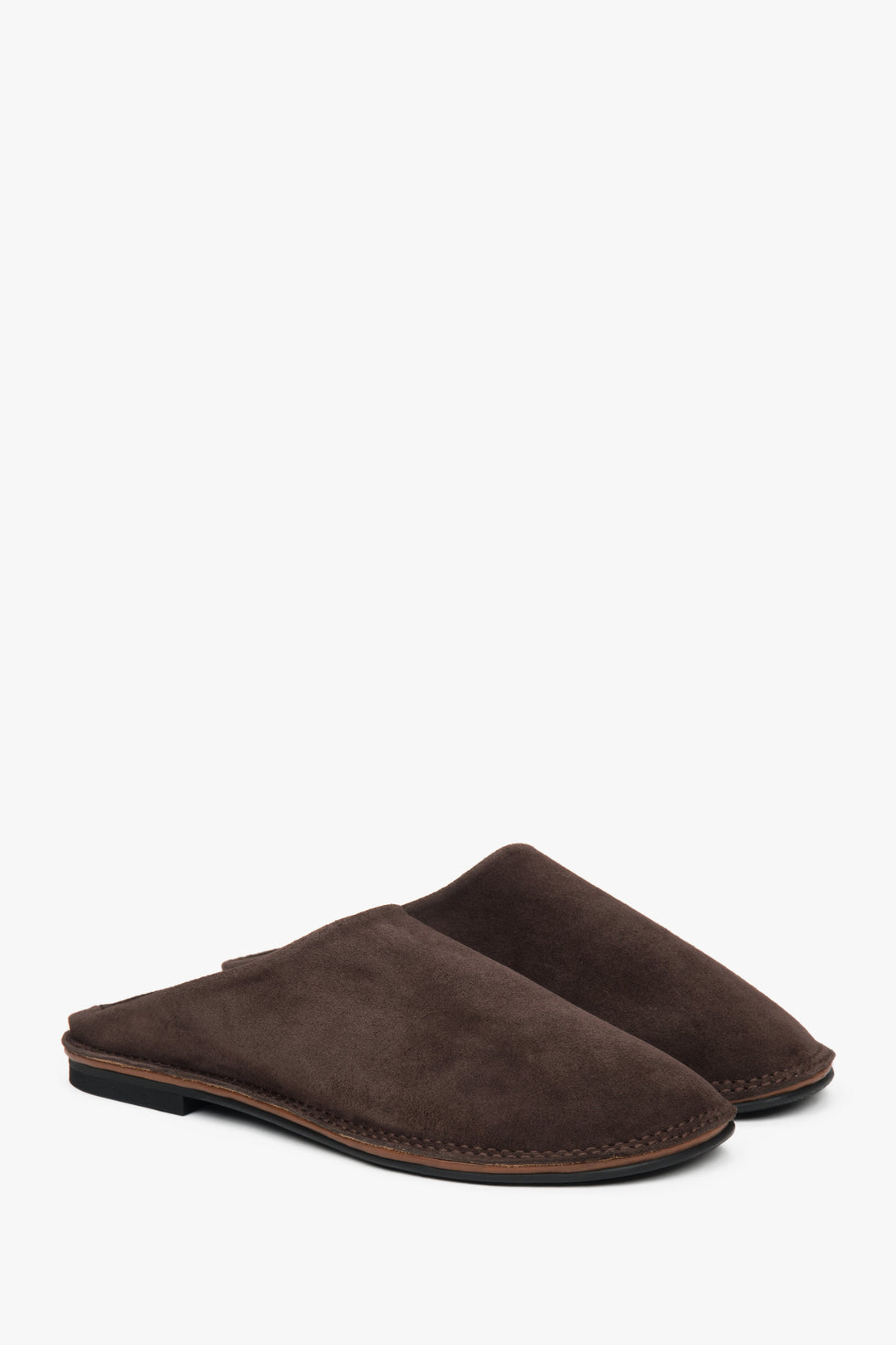 Elegant women's mules from Estro, crafted in soft saddle brown velour for a touch of luxury.